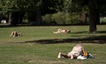 Велика Британија под предупредување за топлотен бран – температурите до 34 Целзиусови степени