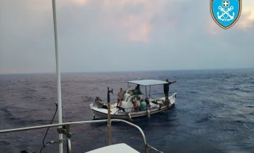 Крајбрежната служба на Грција вчера евакуирала 76 лица по морски пат на Пелопонез и Хиос