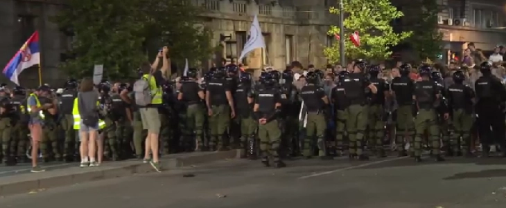 Полицијата во Белград употреби солзавец за да растера демонстранти