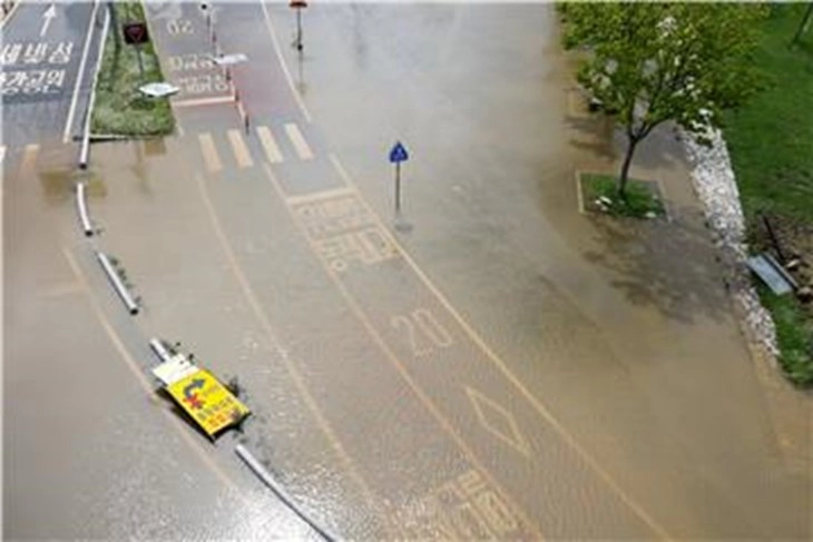 Силни дождови го погодија Сеул, при што едно лице загина