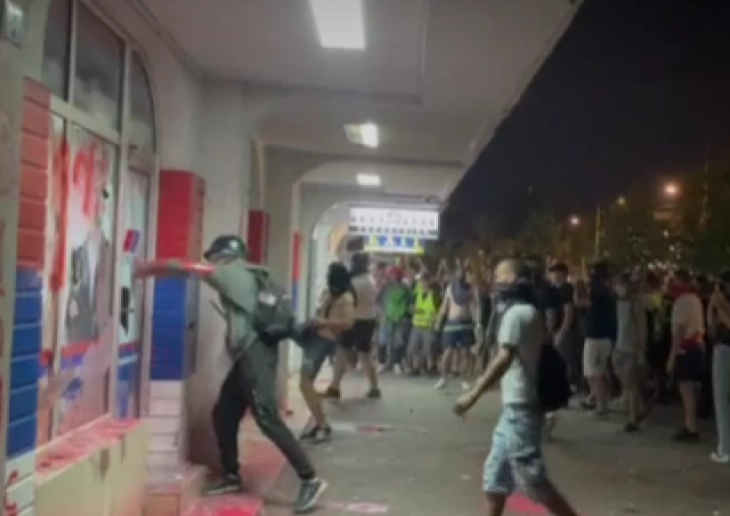 Протести низ Србија, демолирани простории на СНС во Нови Сад, тензии во Белград и други градови во државата