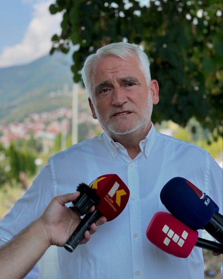 Menduh Thaçi bëri homazhe te varri i Arbën Xhaferit