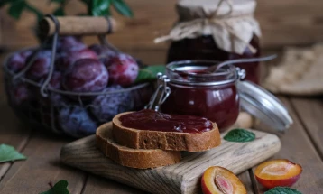 Џем од сливи со ореви