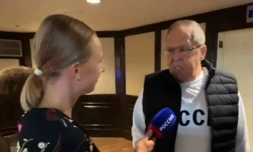 Лавров пристигна на Алјаска во џемпер со натпис „СССР“