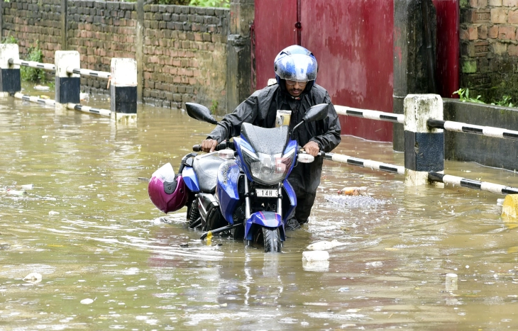 Во поројните дождови и поплави во Индија и Пакистан загинаа најмалку 176 лица 