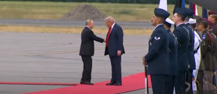 Путин и Трамп се ракуваа пред медиумите и заедно прошетаа по црвениот тепих во Енкориџ