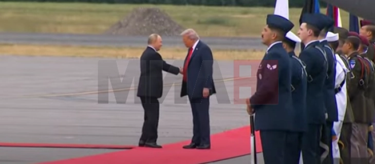 Putini dhe Trampi u përshëndetën para mediave dhe ecën së bashku në tapetin e kuq në Enkorixh