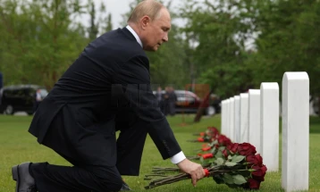 Putini nderon pilotët sovjetikë në varrezat në Enkorixh