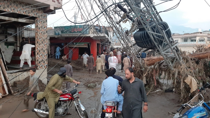 Më shumë se 320 të vdekur nga shirat e rrëmbyeshëm në Pakistan