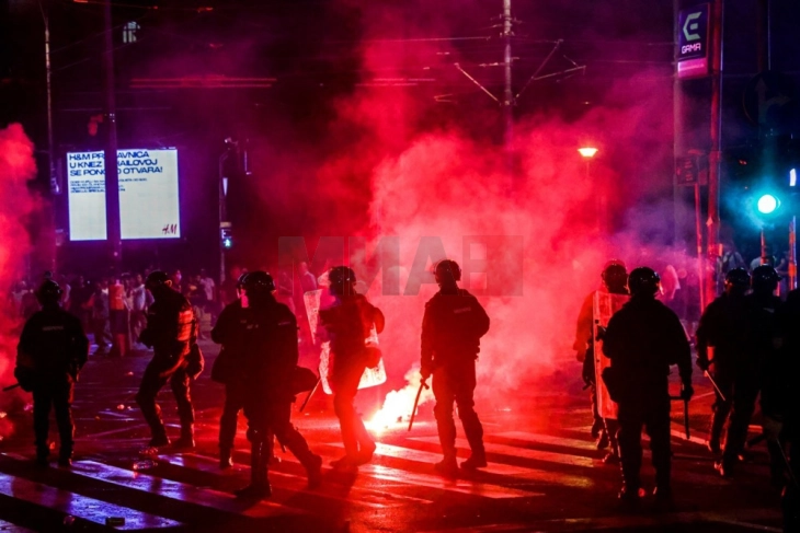 Европратеници бараат ЕК да реагира на протестите и насилството во Србија