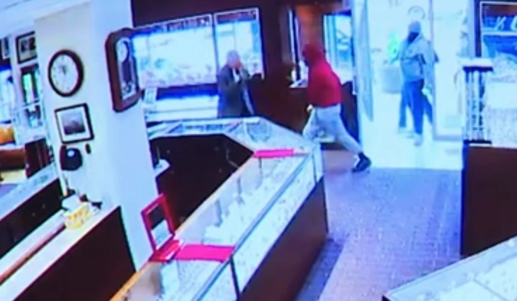 Сиетл: Златарница испразнета за 90 секунди – полицијата трага по четворица напаѓачи