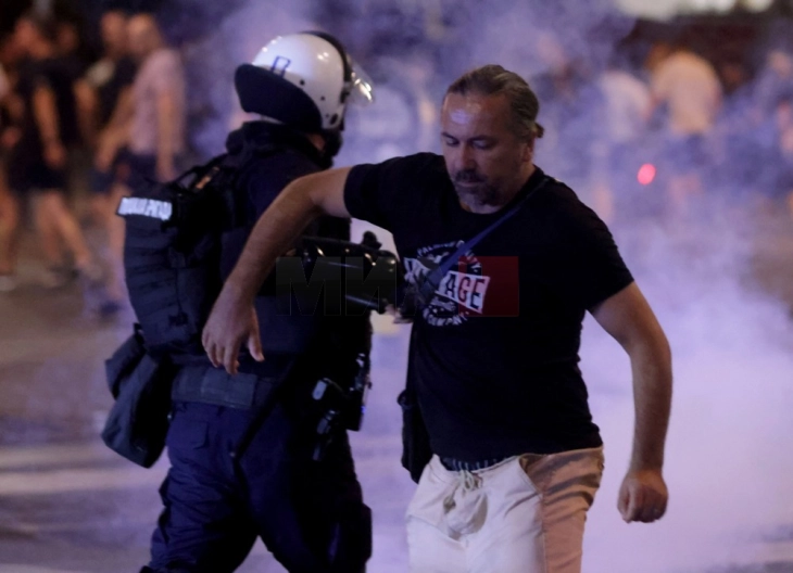 Српско МВР: Повредени шест полицајци, приведени 56 лица, задржани 16 осомничени за насилничко однесување