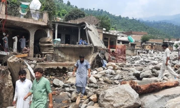 Монсуни во Пакистан: 350 загинати, потрага по 150 исчезнати