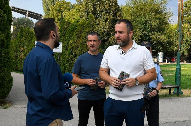 Тошковски со превентивна кампања за повозрасните: Граѓаните да не наседнуваат на измами со лажни сообраќајки, веднаш да пријават во полиција