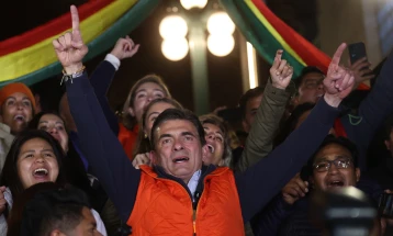 Центристот Родриго Паз води на претседателските избори во Боливија