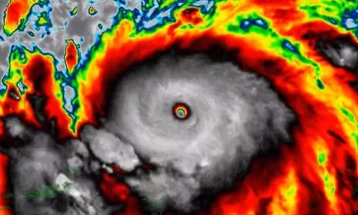 Ураганот „Ерин“ се засили до четврта категорија