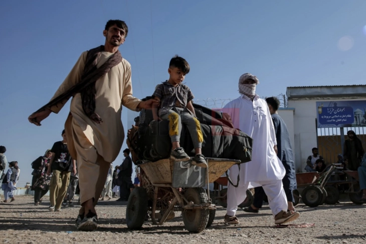 Иран протерал 1,2 милиони авганистански бегалци за шест месеци, најавува уште 800.000 до март