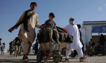 Irani dëbon 1,2 milion refugjatë afganë për gjashtë muaj, paralajmëron edhe 800.000 deri në mars