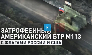 Rusët publikuan një video të një tanku me flamuj amerikanë dhe rusë se si niset në betejën kundër ukrainasve