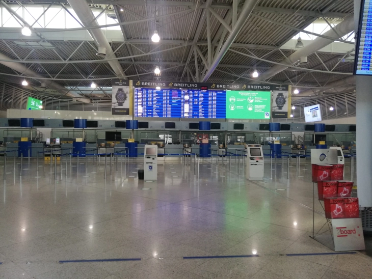 Грчката полиција на аеродромот во Атина уапси маж кој проголтал 100 пакувања со кокаин