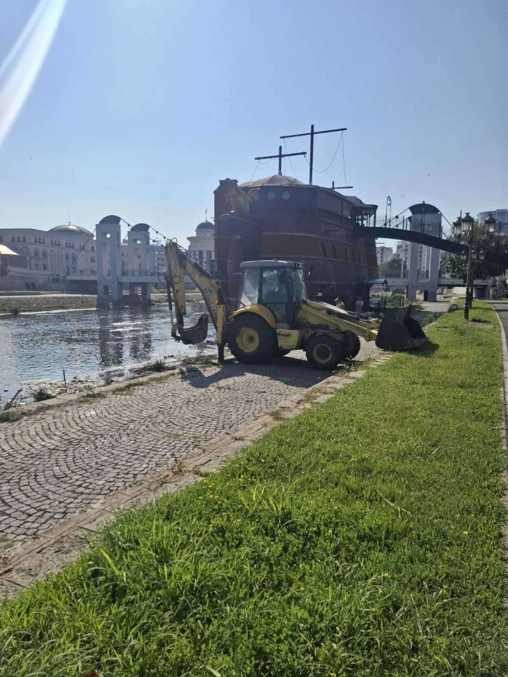 Во тек е машинско чистење на коритото на река Вардар во Центар