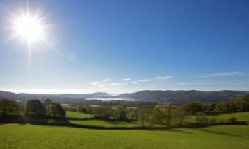Сончево и топло со локална облачност, за викендот температурите во опаѓање