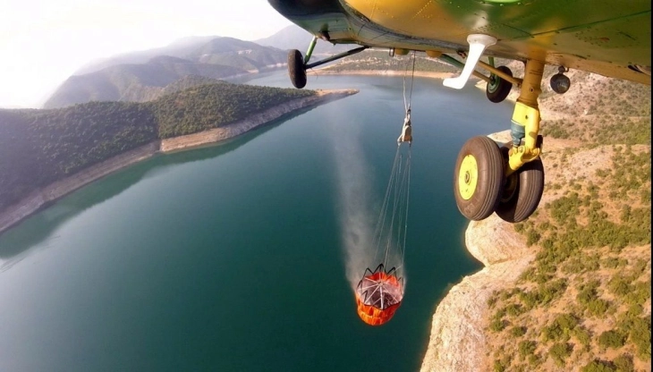 Me helikopter të Armatës janë hedhur 102 ton ujë mbi zjarrin në Jasen, aktiv një degë nga fusha e gjuetisë drejt fshatit Kozjak
