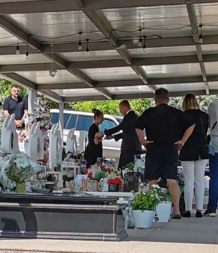 Мицкоски на гробиштата во Кочани запалил свеќа за настраданите во „Пулс“