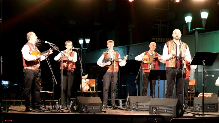 Карпош пулсираше во ритамот на етно звуците