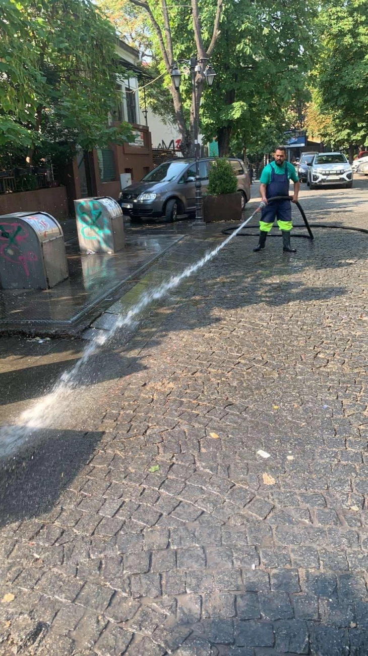 Герасимовски: Исчистивме и измивме околу контејнерите во Буњаковец и Дебар Маало, продолжуваме низ цел Центар