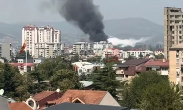 Angellovi: Po vihet nën kontroll zjarri në barakat në Karposh, nuk ka informacione për të lënduar