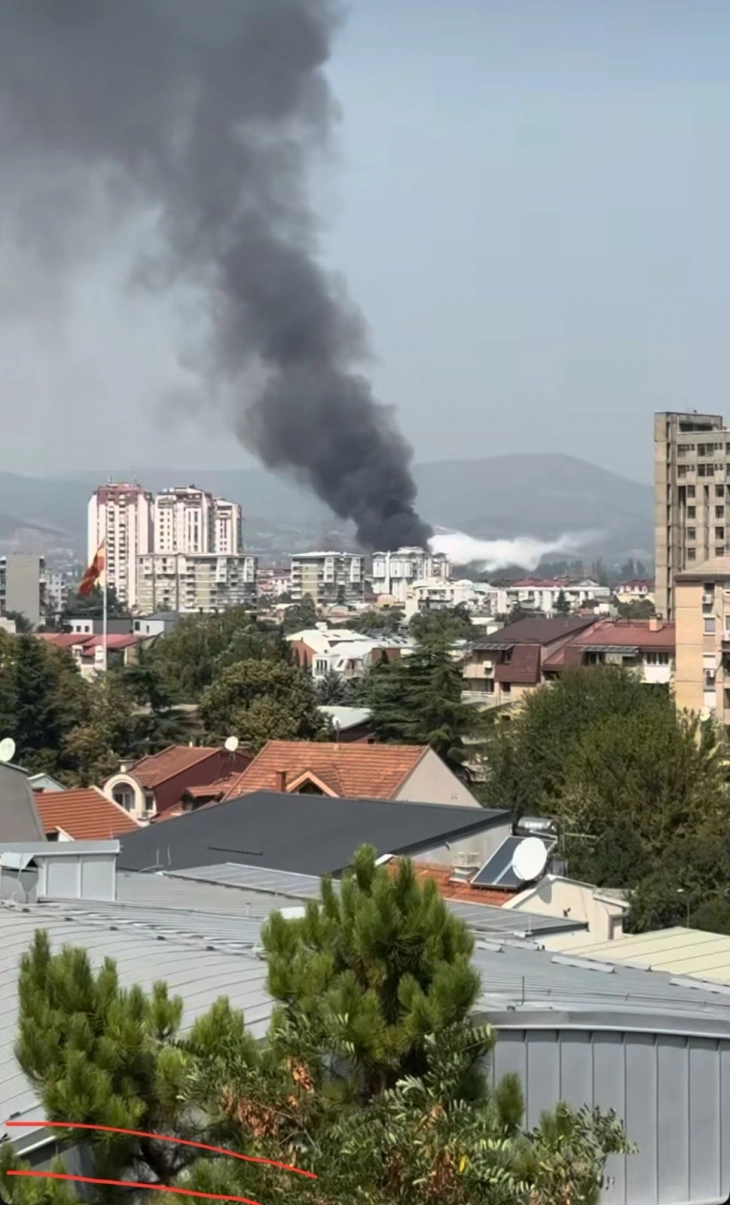 Është lokalizuar zjarri në barakat në Karposh 4, në afërsi të kejit të Vardarit