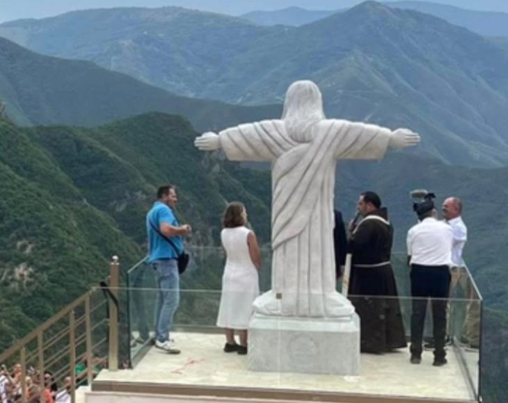 Во Албанија откриена прва статуа на Исус Христос во стилот на бразилската скулптура