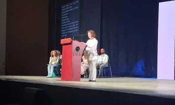 Siljanovska-Davkova: Poetët kanë ndryshuar dhe ende mund ta ndryshojnë botën