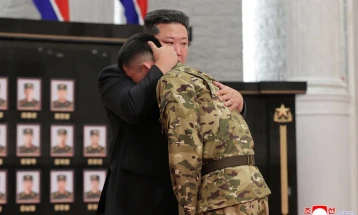 Kim Xhong-un mbajti ceremoni në nder të ushtarëve të rënë që luftuan për Rusinë kundër Ukrainës