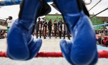 Јапонски боксер во кома откако колабираше во рингот