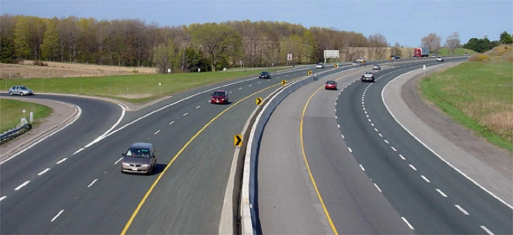 Сообраќајот надвор од градските средини е зголемен, на ГП Табановце за излез се чека околу 10-15 минути