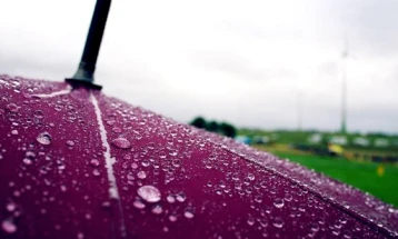 Weather: Intervals of clouds and sunshine, temps up to 33°C