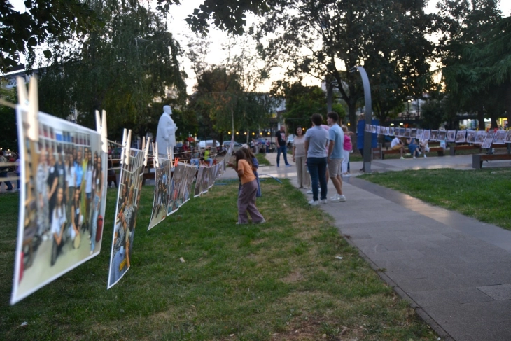 Во Кочани со изложба за починатите во несреќата во „Пулс“ заврши Програмата за млади „Лето во друштво“