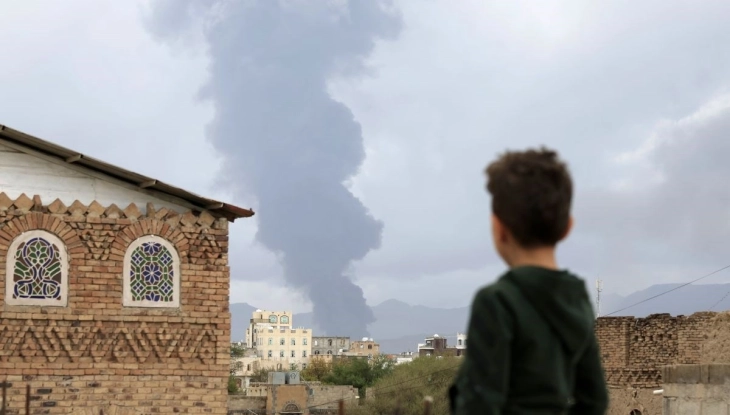 Најмалку две лица загинаа во израелски напад врз Јемен