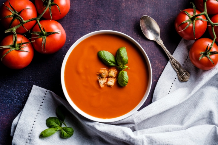 Домашна супа од домати со босилек