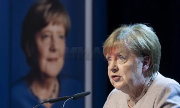 Merkeli ende e mbështet politikën e kufijve të hapur për emigrantët