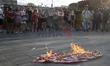 Трамп со уредба за строги казни за палење на американската знаме