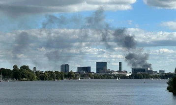 Пожар избувна во пристаништето во Хамбург, затворен е голем автопат