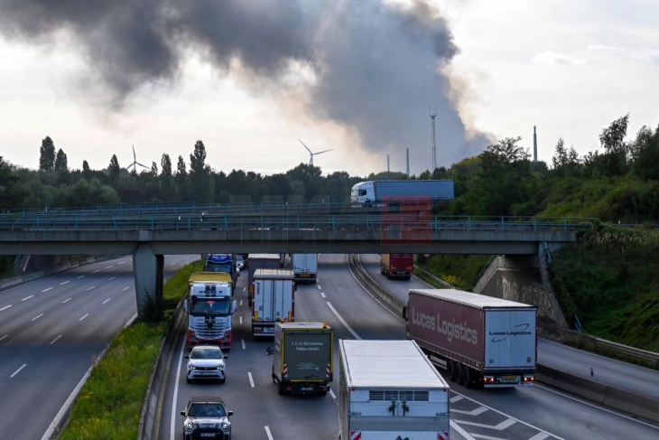 Има повредени во пожарот во пристаништето во Хамбург