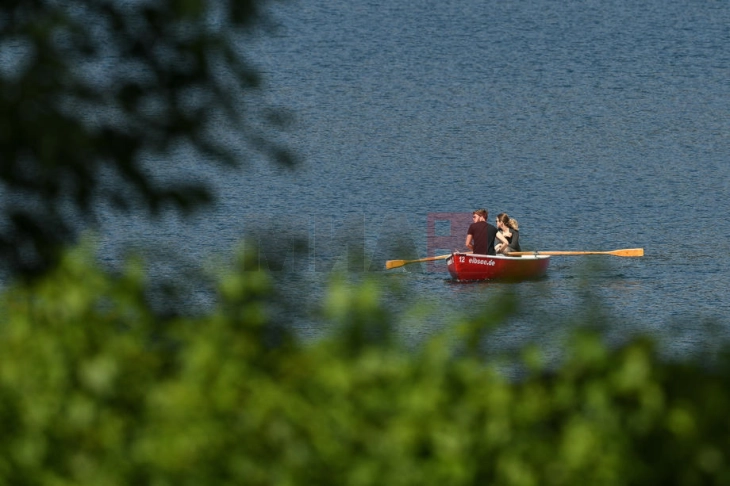 Mot me diell me vranësira të vogla deri në mesatare