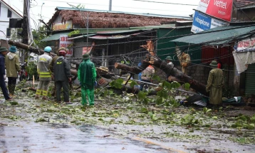 Најмалку три лица загинаа, а 10 се повредени од тајфунот Каџики во Виетнам