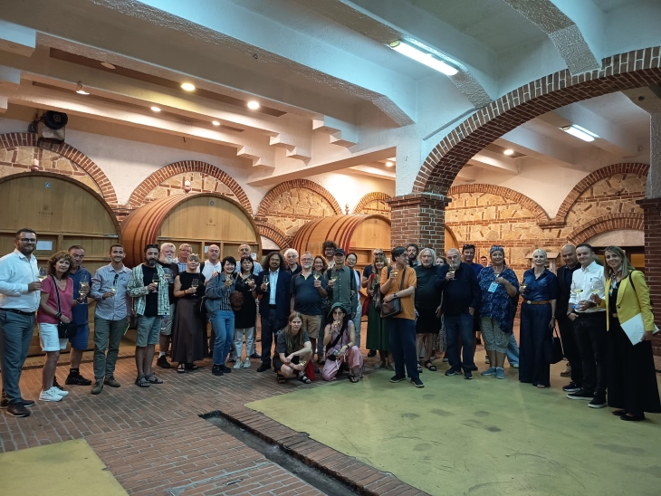 Поетите од „Струшки вечери на поезијата“ ја посетија винаријата „Тиквеш“ по повод 140 годишниот јубилеј