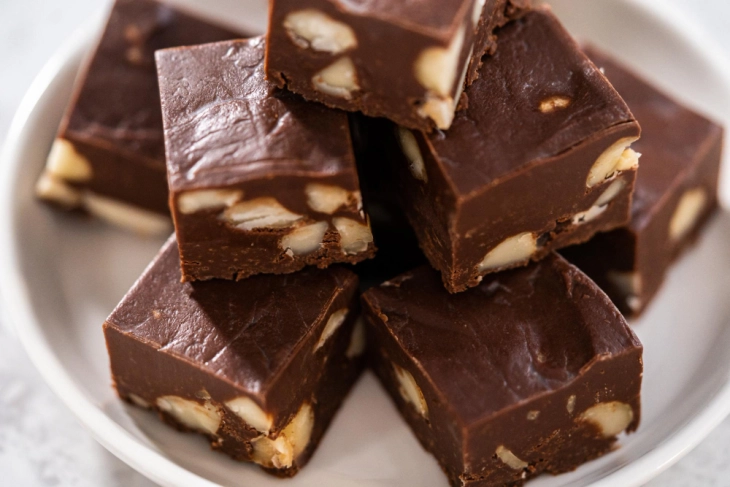 Чоколадни коцки со лешници