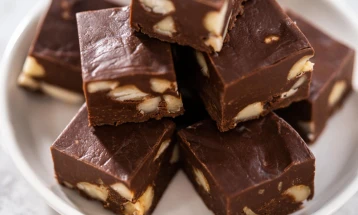 Чоколадни коцки со лешници